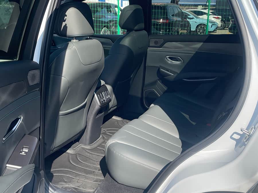 BYD SongL DM-i 2025 #17 BYD SongL DM-i 2025 car image #17