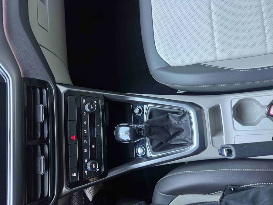 Volkswagen T-Cross 2022 car image #17