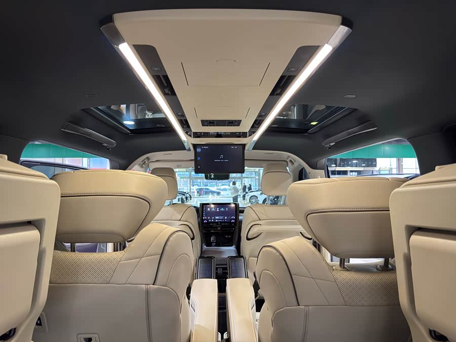 Toyota Alphard 2024 car image #17