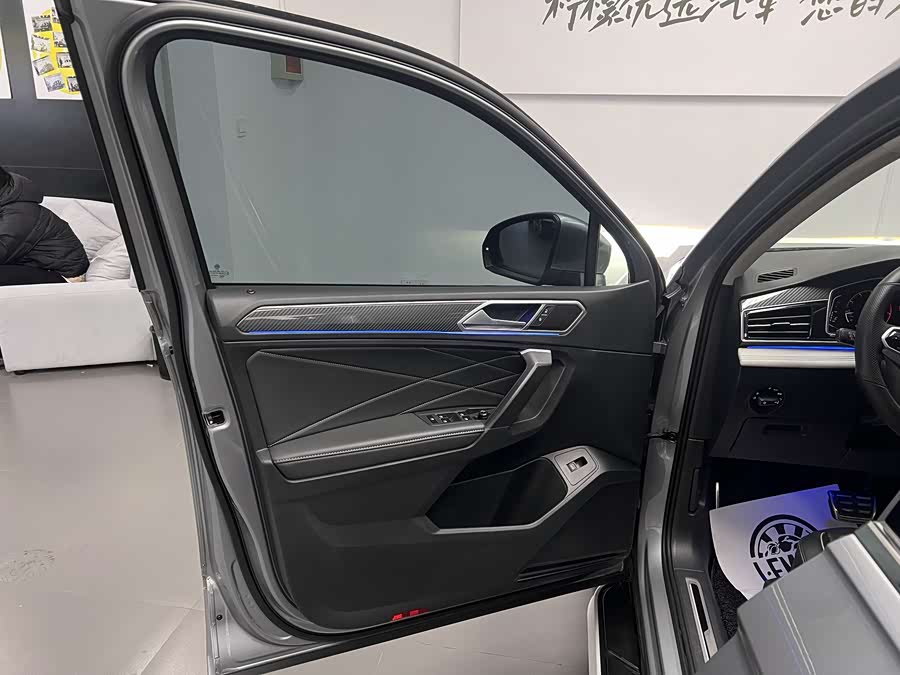 Volkswagen Tiguan L 2022 car image #17