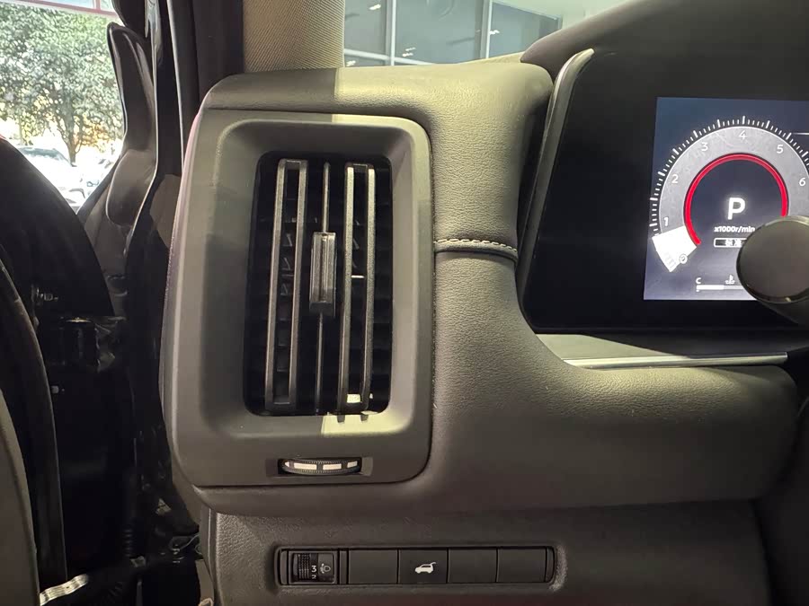Nissan Pathfinder 2024 car image #17