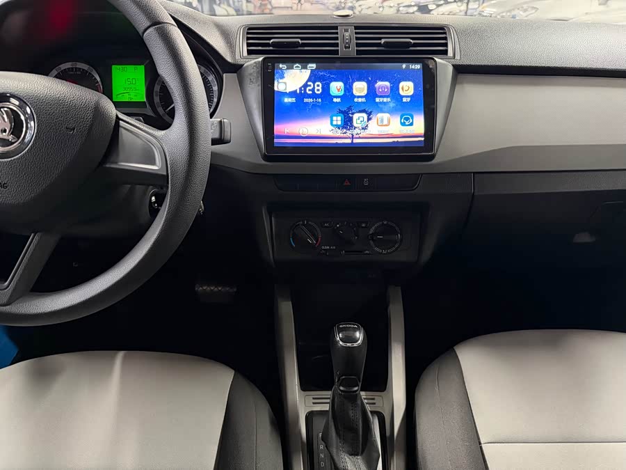 Skoda Fabia 2019 immagine di auto #17