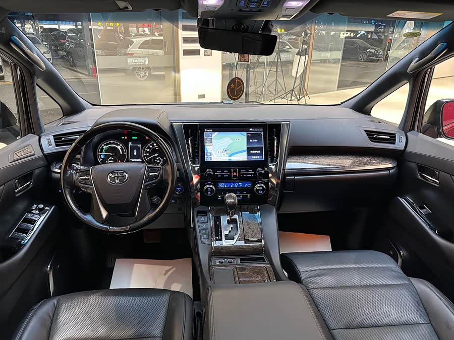 Toyota Alphard 2022 car image #17