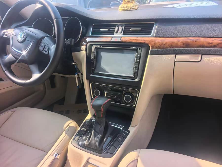 Skoda Superb 2013 car image #17