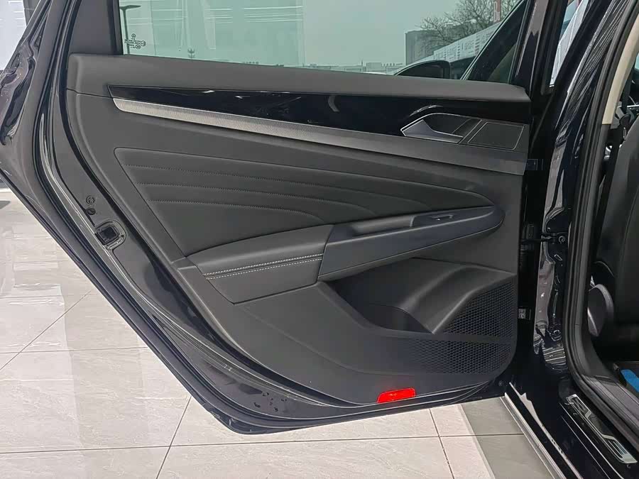 Volkswagen Passat 2023 car image #17