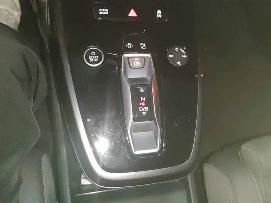 Audi Q5 e-tron 2023 #17 Audi Q5 e-tron 2023 صورة سيارة #17