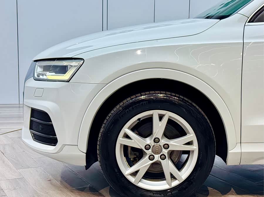 Audi Q3 2019 car image #17