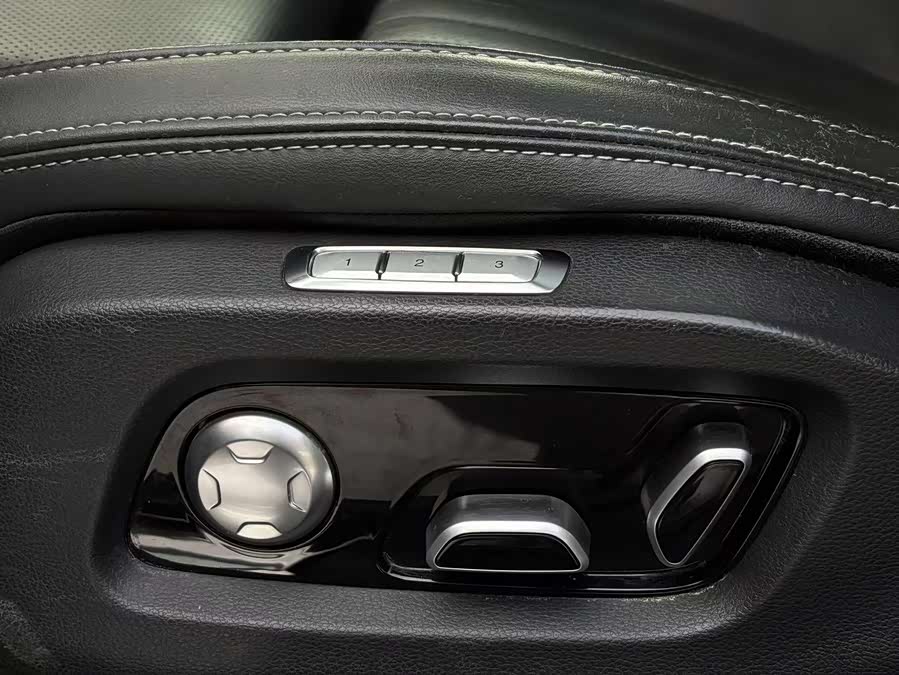 HongQi H9 2023 car image #17