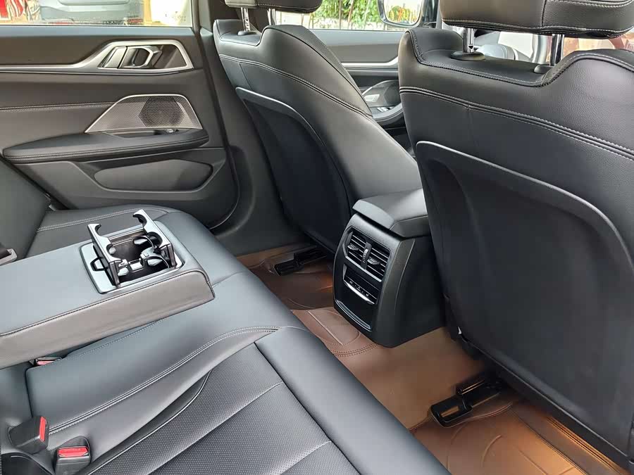 BMW i4 2023 car image #17