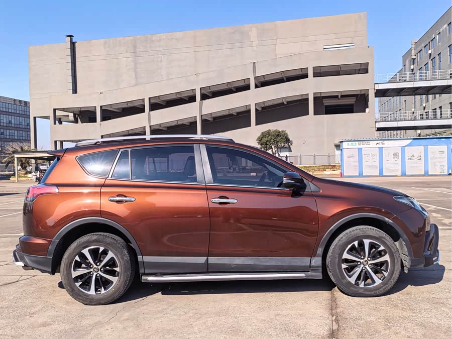 Toyota RAV4 2017 car image #17