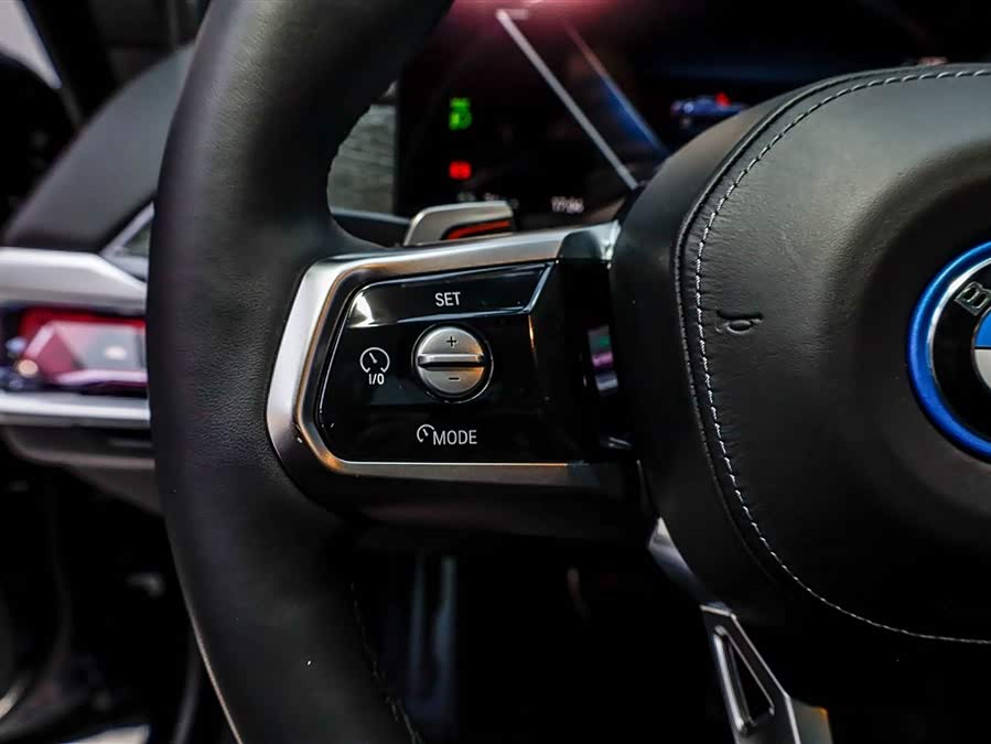 BMW i7 2024 car image #17