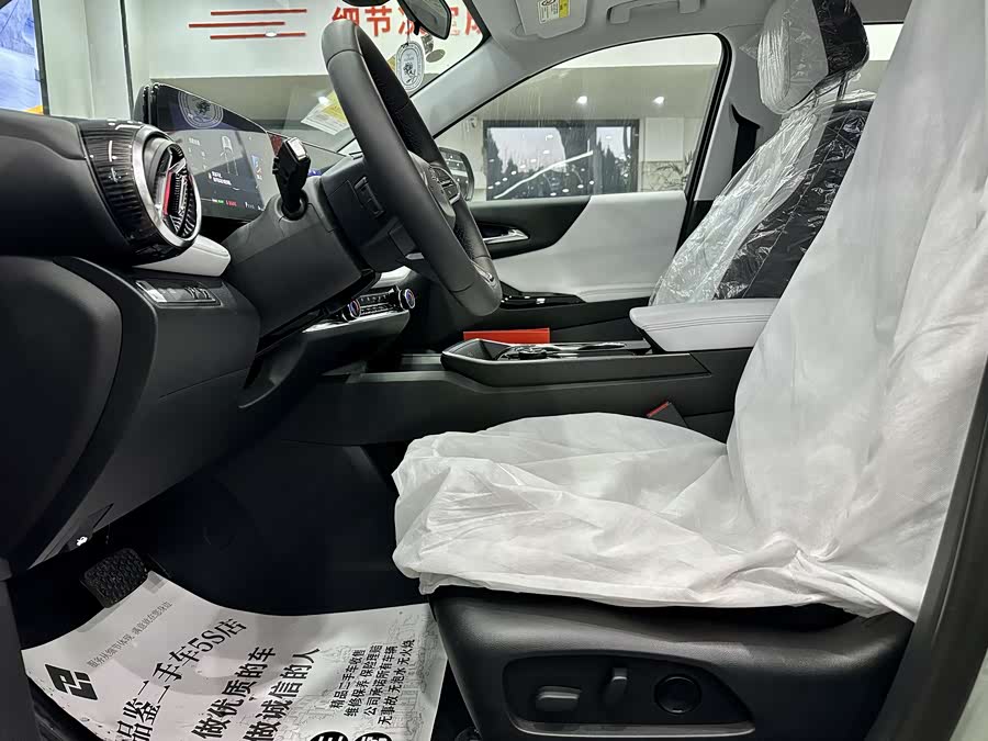 Chevrolet Equinox Plus 2025 car image #17