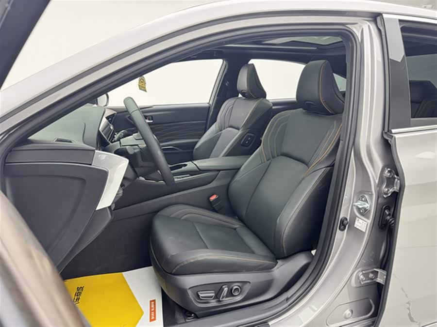 Toyota Avalon 2023 car image #17