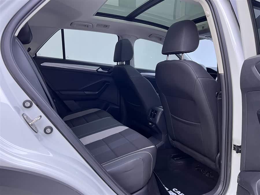 Volkswagen T-Roc 2021 car image #17