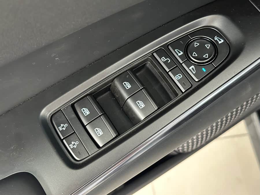 BYD Seal 2025 car image #17