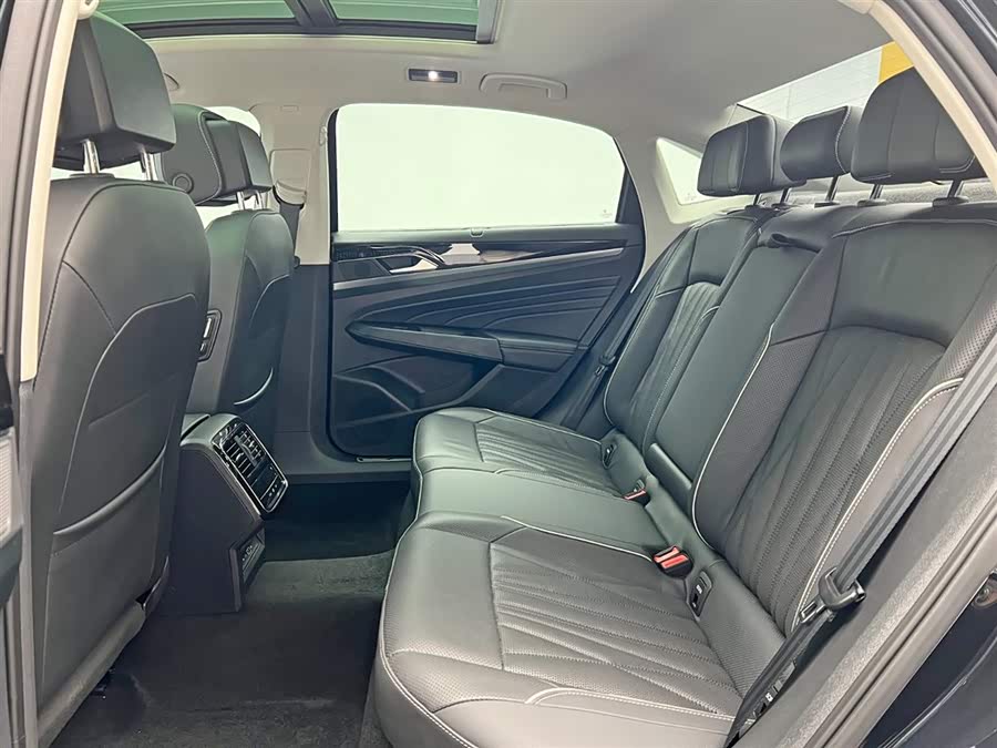 Volkswagen Passat 2023 car image #17