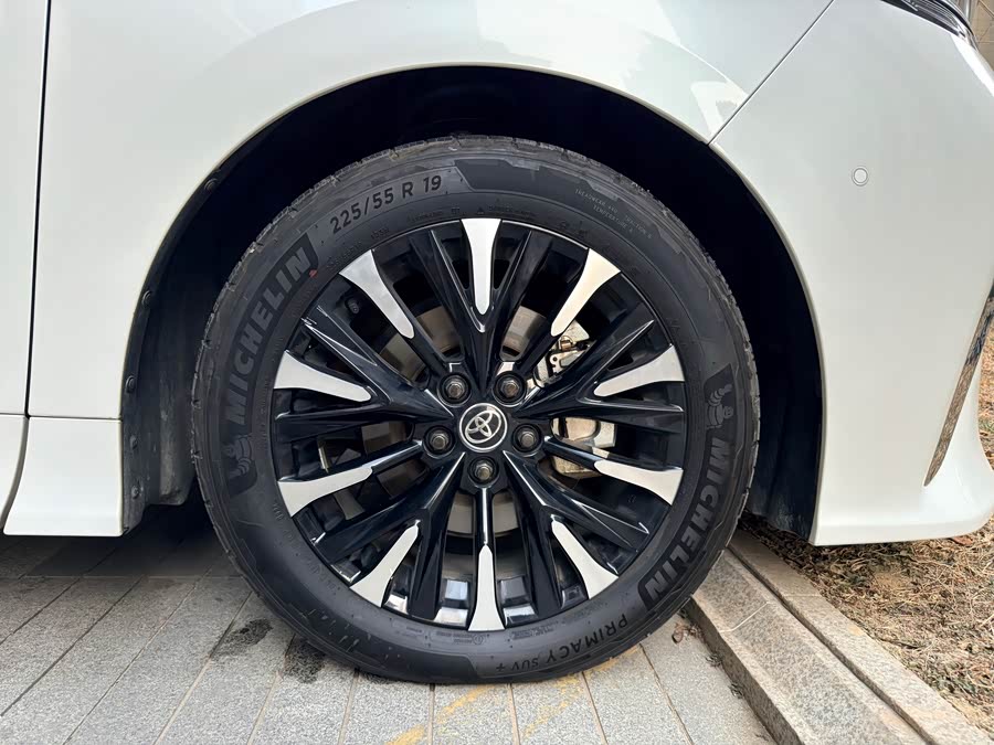 Toyota Alphard 2024 car image #17