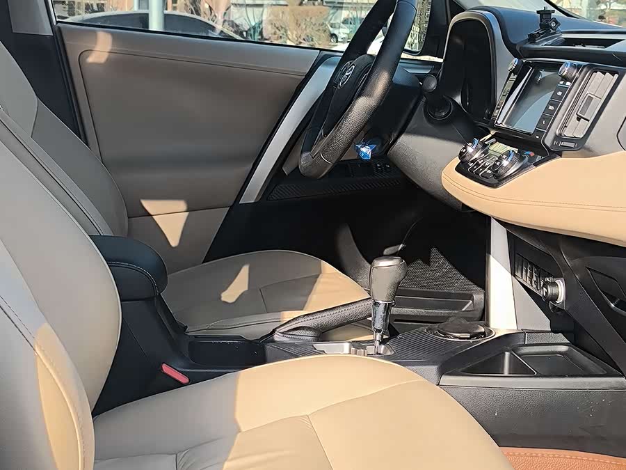 Toyota RAV4 2015 car image #17