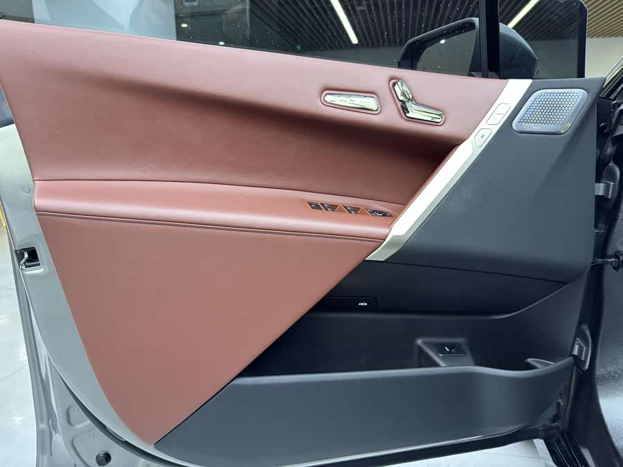 BMW iX M60 2025 car image #17