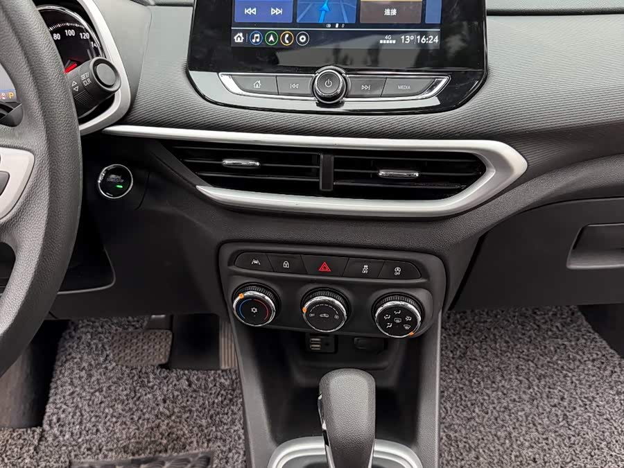 Chevrolet Tracker 2021 изображение автомобиля #17