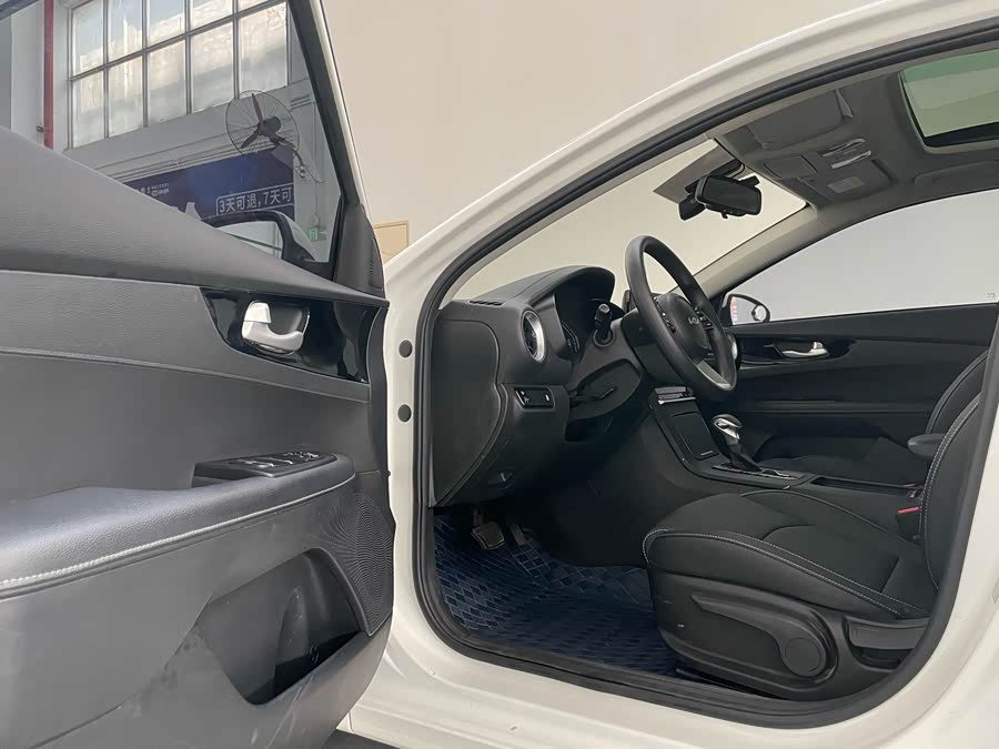 Kia K3 2022 car image #17