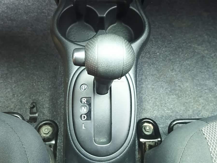 Nissan Sunny 2011 car image #17