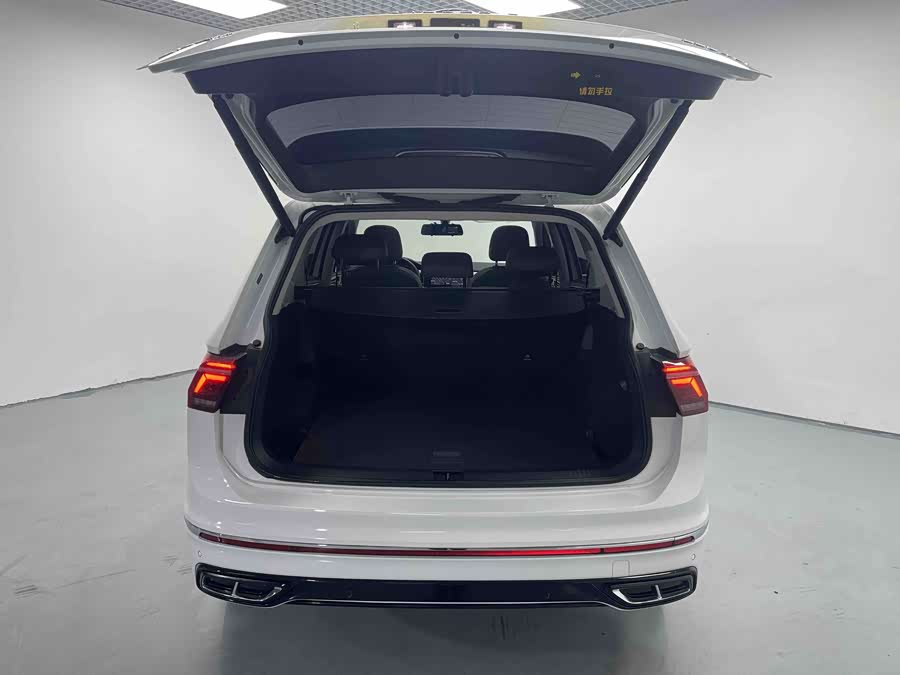 Volkswagen Tiguan L 2024 immagine di auto #17