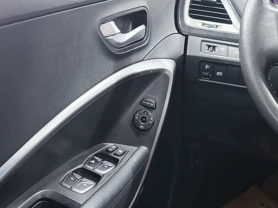 Hyundai Santa Fe 2013 car image #17