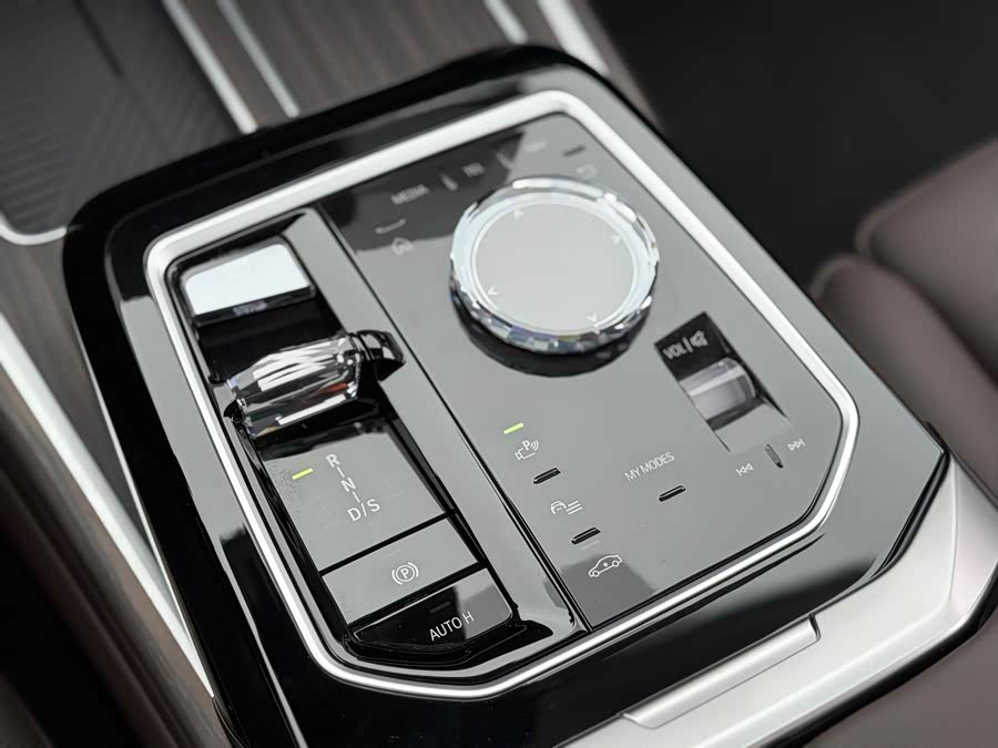 BMW 7 Series 2025 car image #17