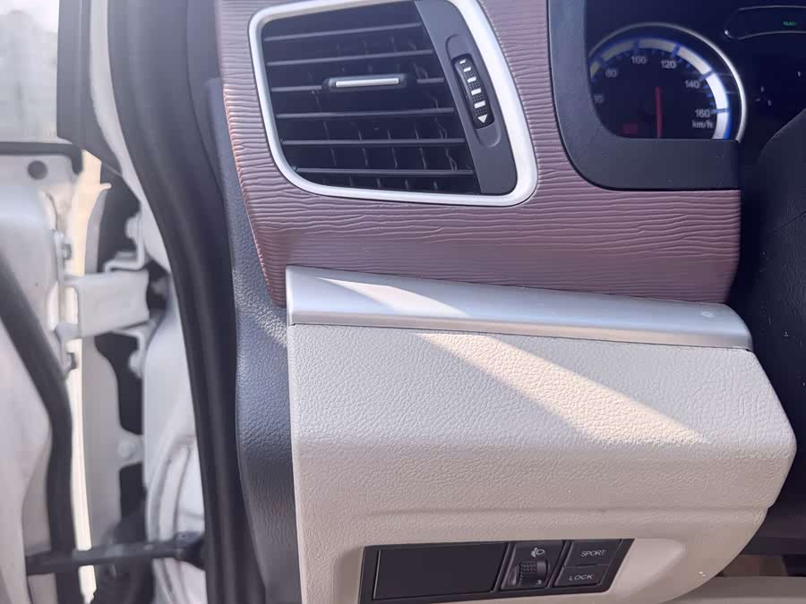 Forthing Lingzhi EV 2020 #17 Forthing Lingzhi EV 2020 car image #17