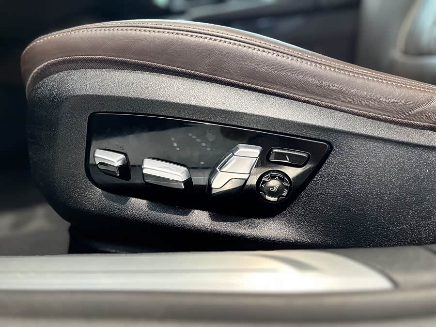 BMW 7 Series 2021 car image #17