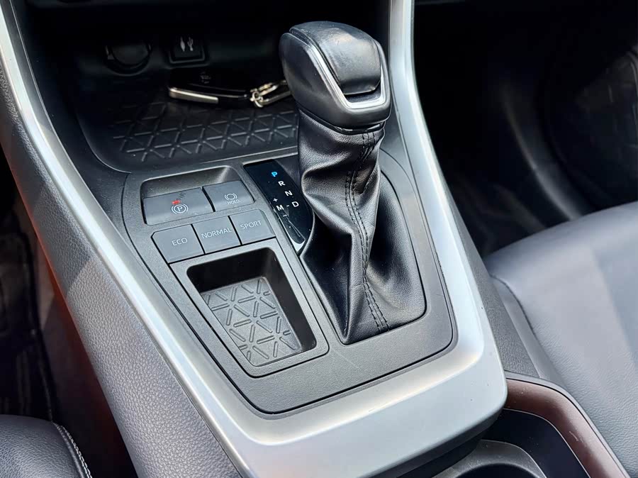 Toyota RAV4 2022 car image #17