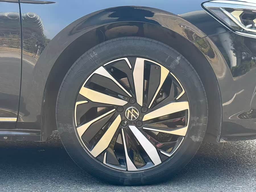 Volkswagen Passat 2023 car image #17