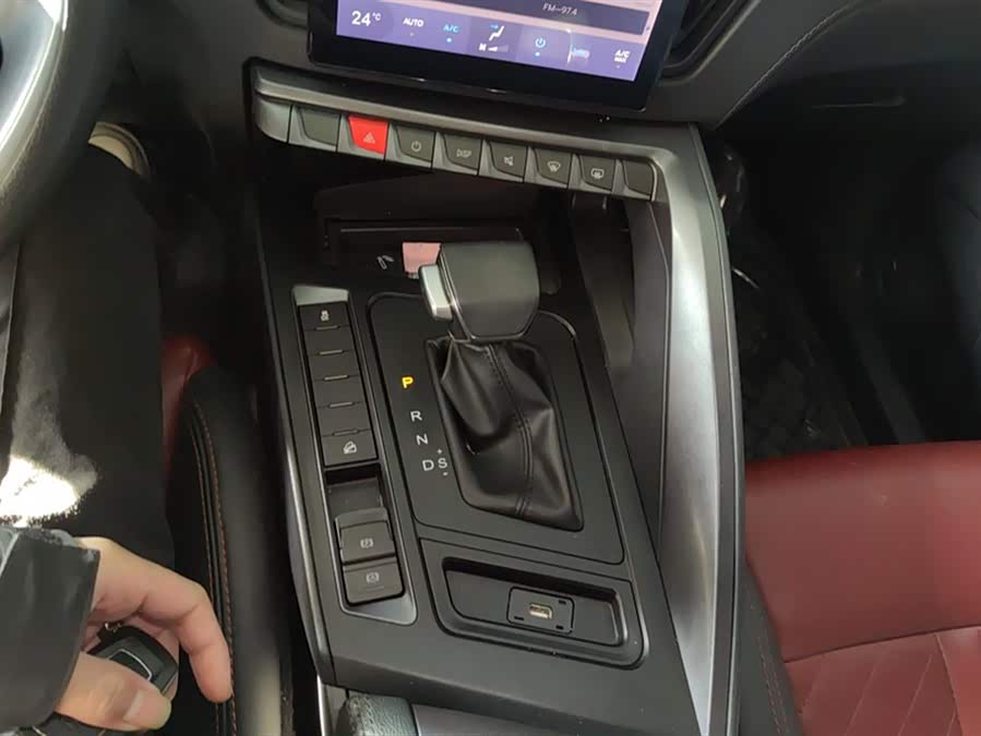 Forthing T5 2019 #17 Forthing T5 2019 صورة سيارة #17