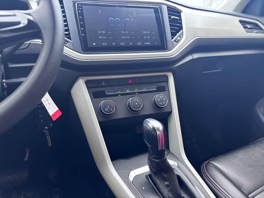 Volkswagen T-Roc 2019 car image #17