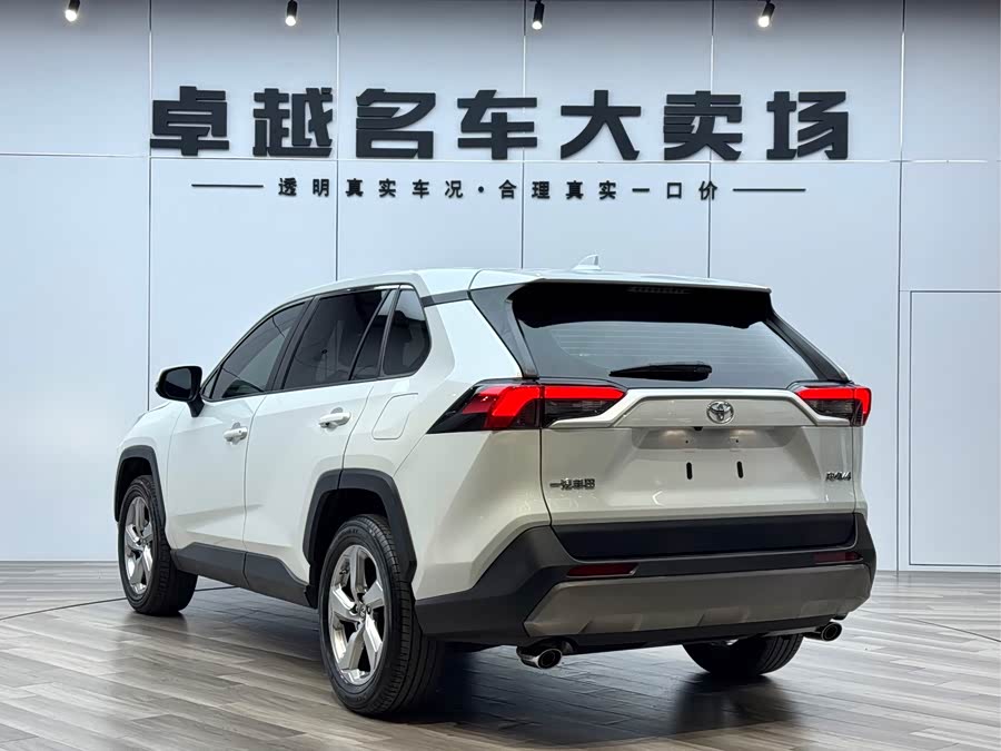 Toyota RAV4 2022 car image #17