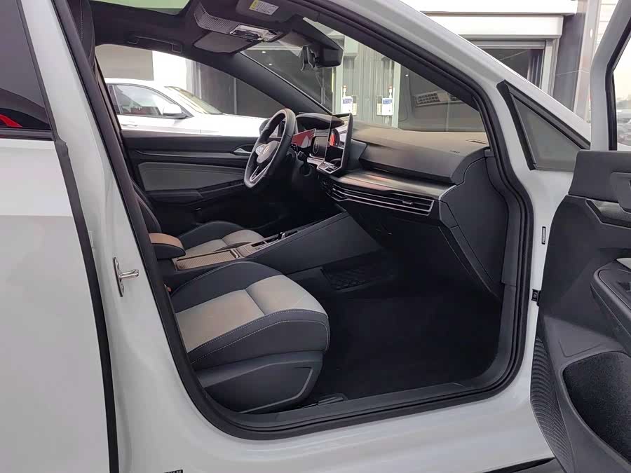 Volkswagen Golf 2025 car image #17