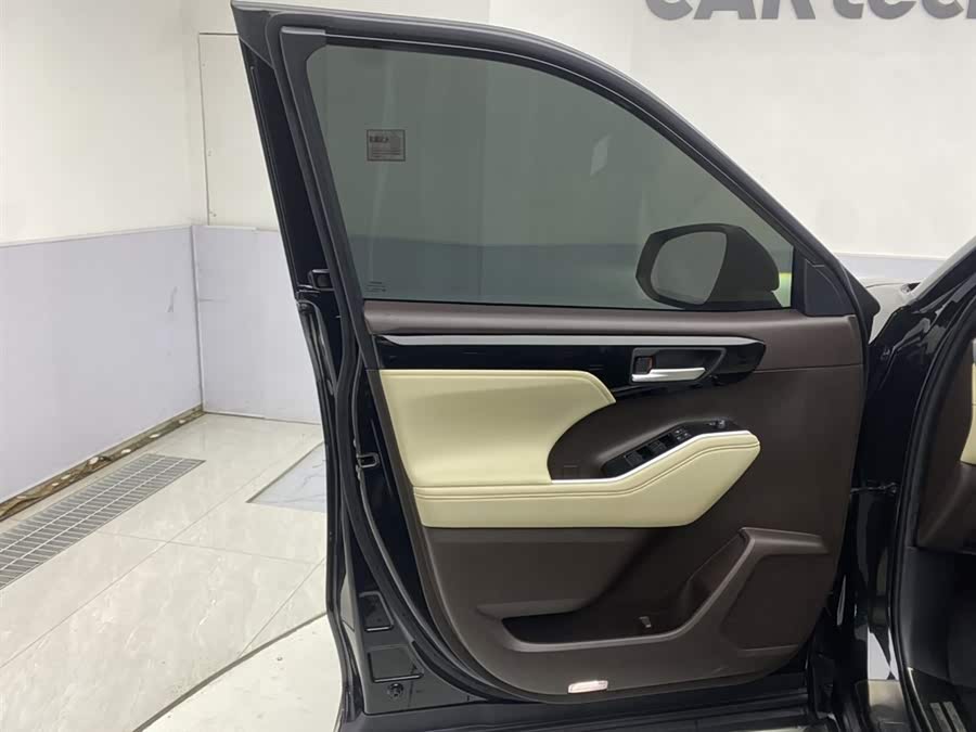 Toyota Highlander 2022 car image #17