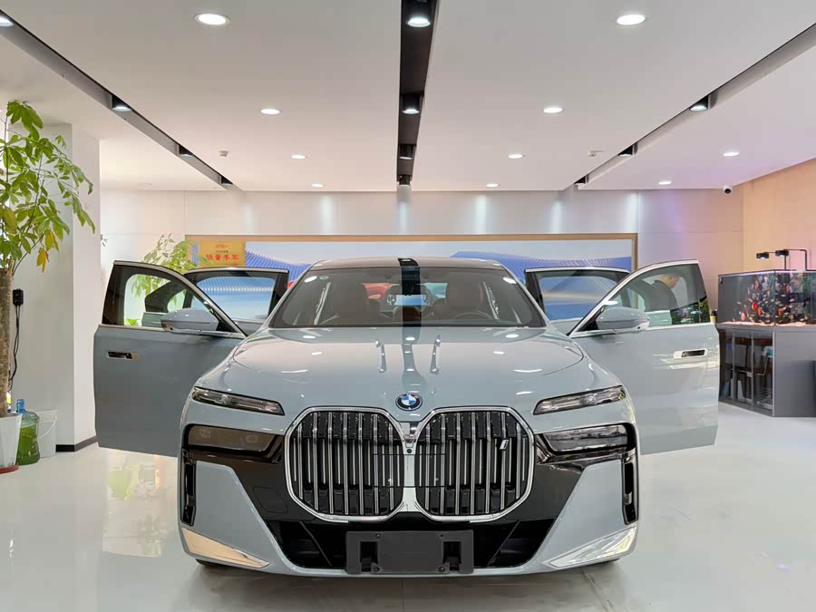 BMW i7 2023 car image #17