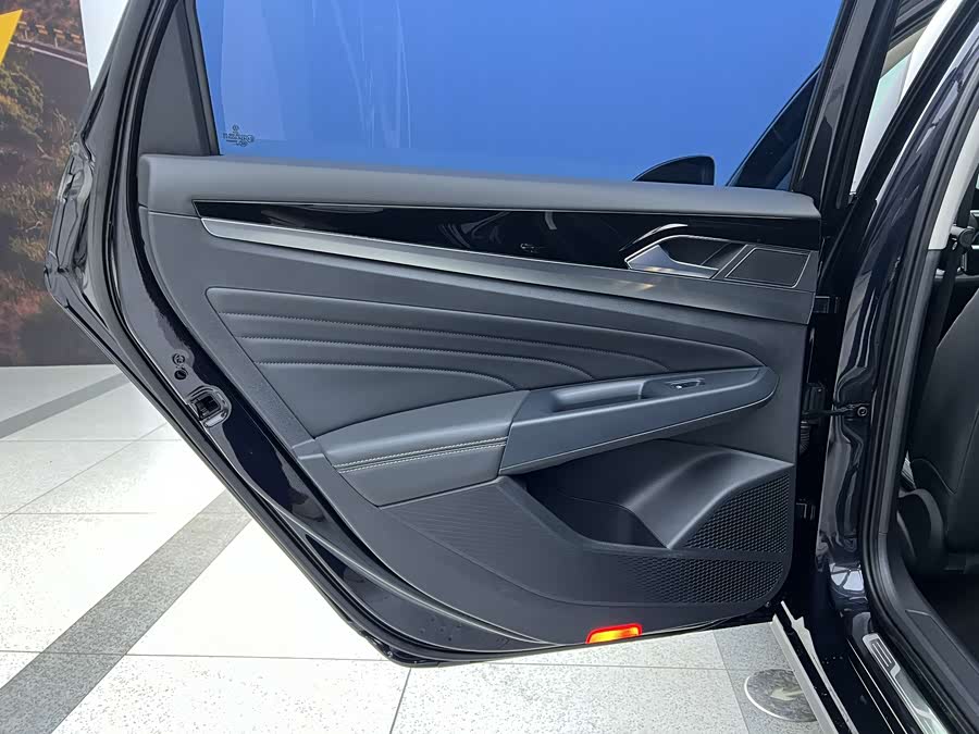 Volkswagen Passat 2024 immagine di auto #17