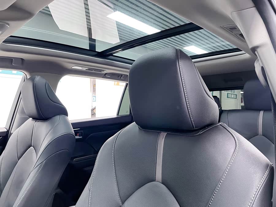 Toyota Highlander 2023 car image #17