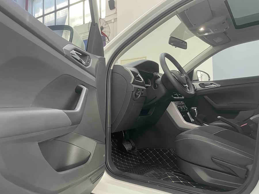 Volkswagen T-Cross 2022 car image #17