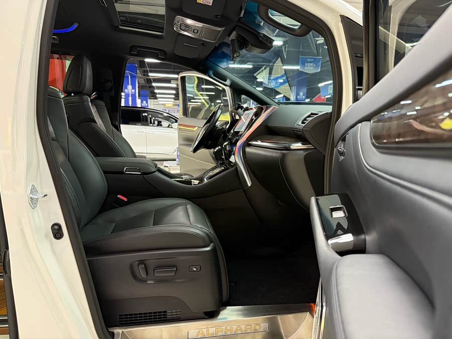 Toyota Alphard 2022 car image #17