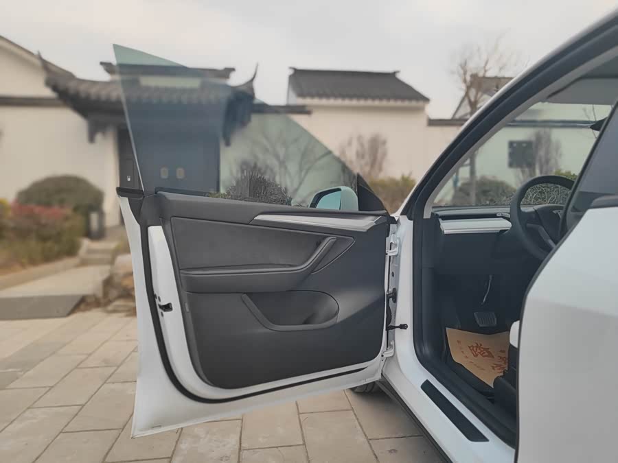 Tesla Model Y 2024 car image #17