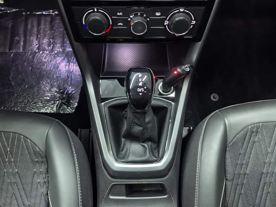 Volkswagen T-Cross 2019 #17 Volkswagen T-Cross 2019 car image #17