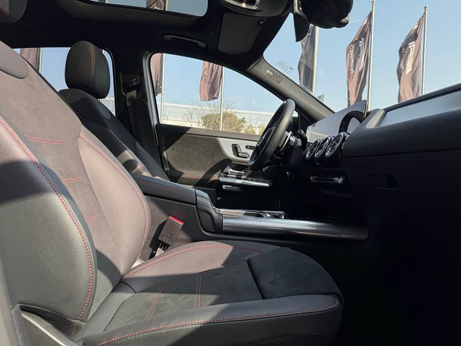 Mercedes-Benz GLA AMG 2025 immagine di auto #17