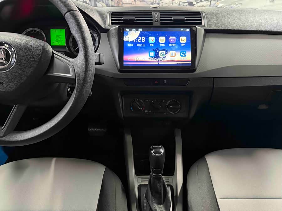 Skoda Fabia 2019 immagine di auto #17