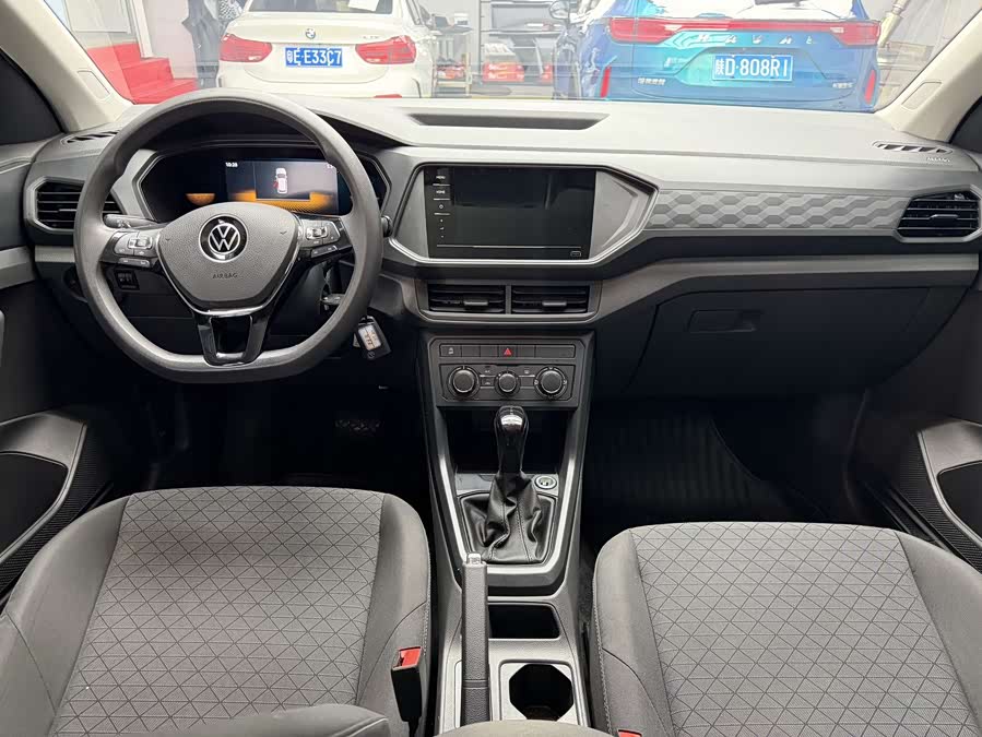 Volkswagen T-Cross 2022 car image #17