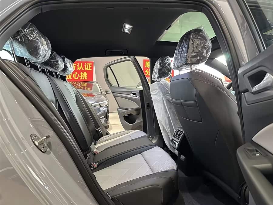 Volkswagen Golf 2025 car image #17