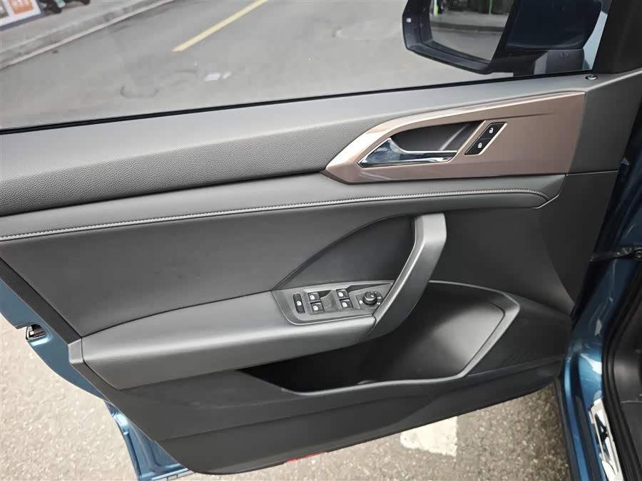 Volkswagen Tharu 2020 car image #17